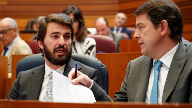 El vicepresidente de la Junta, Juan García-Gallardo, y el presidente, Alfonso Fernández Mañueco, en un pleno de las Cortes.