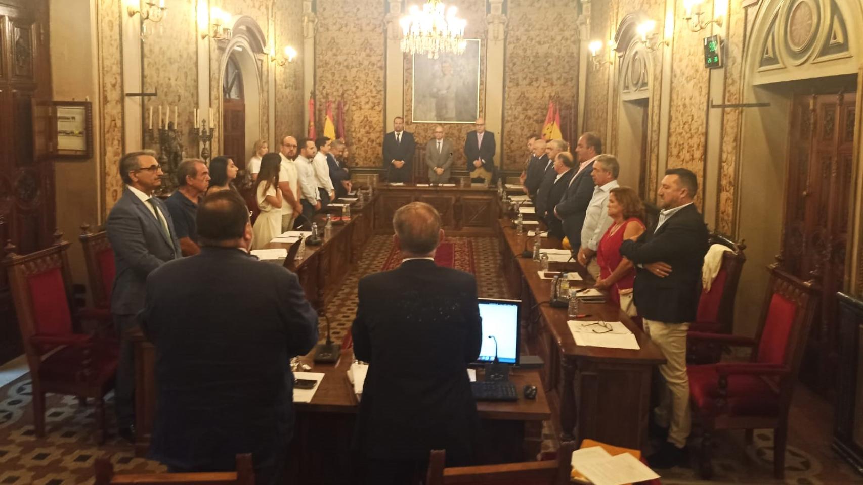 Minuto de silencio del pleno de la Diputación en memorira de la última víctima de la violencia de género