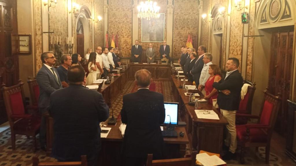Minuto de silencio del pleno de la Diputación en memorira de la última víctima de la violencia de género