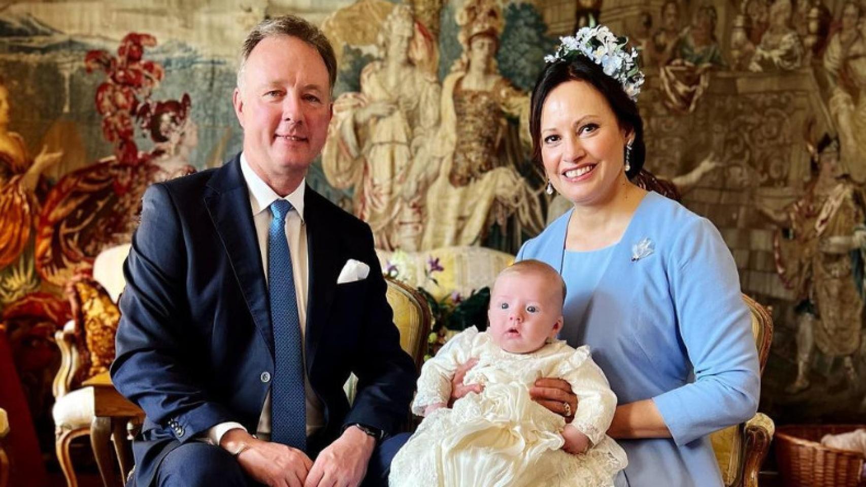 Gustav VII y Carina Axelsson con su hijo, Gustav Albrecht.