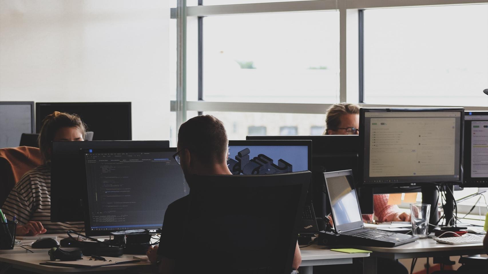 Personas trabajando en una oficina.