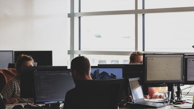 Personas trabajando en una oficina.
