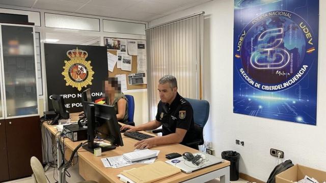 Andrés Román trabaja junto a su equipo de la sección de Ciberdelincuencia.