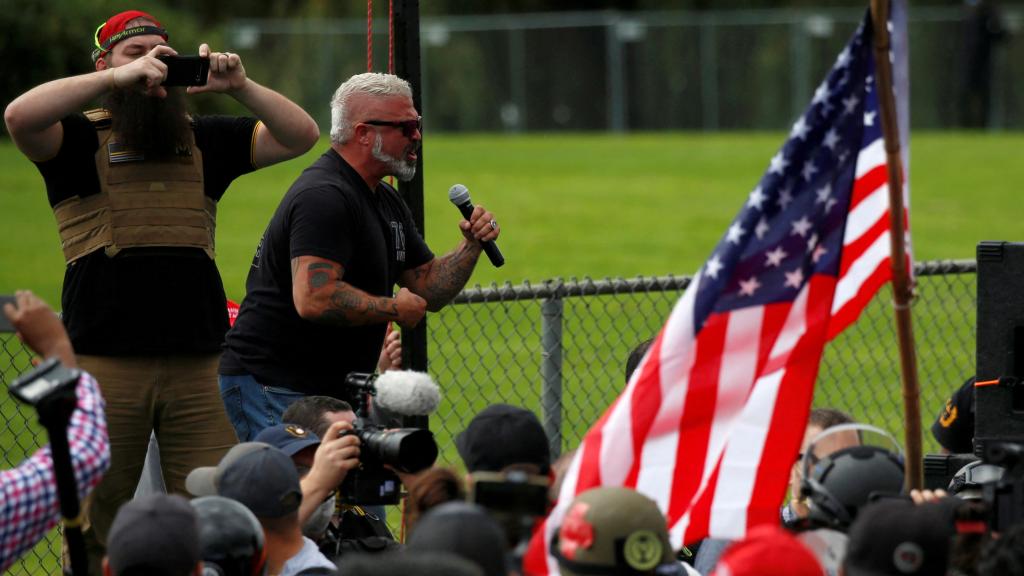 Joe Biggs, miembro de los Proud Boys, habla en un mitin en Portland (Oregón) en septiembre de 2020.