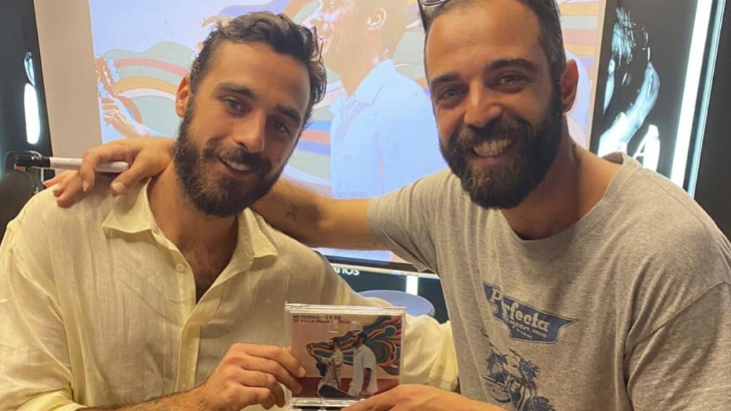 Marcos y Jaime, con su single.