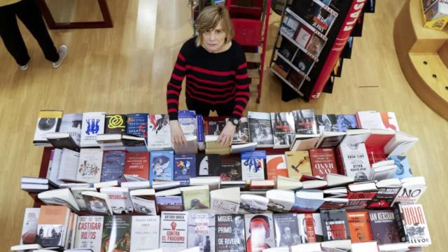 Elena Recalde durante el cierre de la librería Lagun, en San Sebastián.