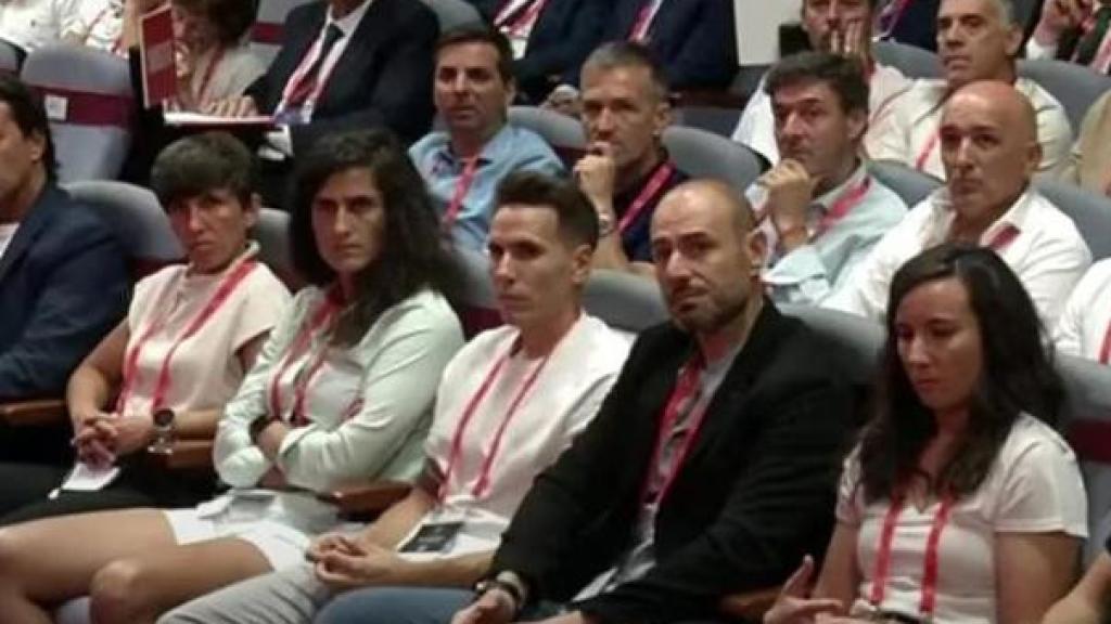 Sonia Bermúdez y Montse Tomé, a la izquierda en primera fila, durante el discurso de Rubiales