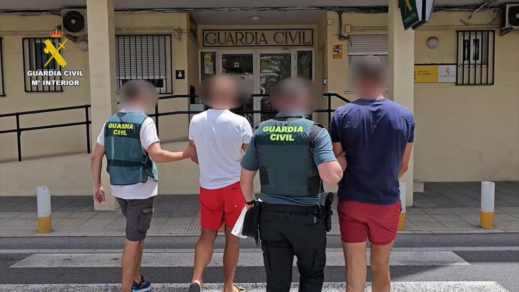 Los dos arrestados por la Guardia Civil.