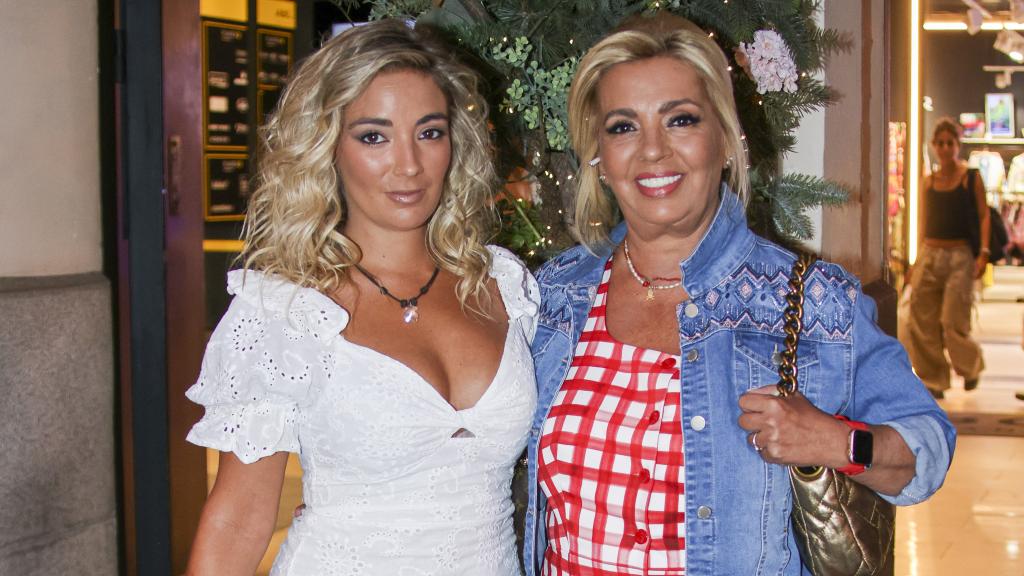 Carmen Borrego junto a su hija, Carmen Rosa, a su llegada al cumpleaños.
