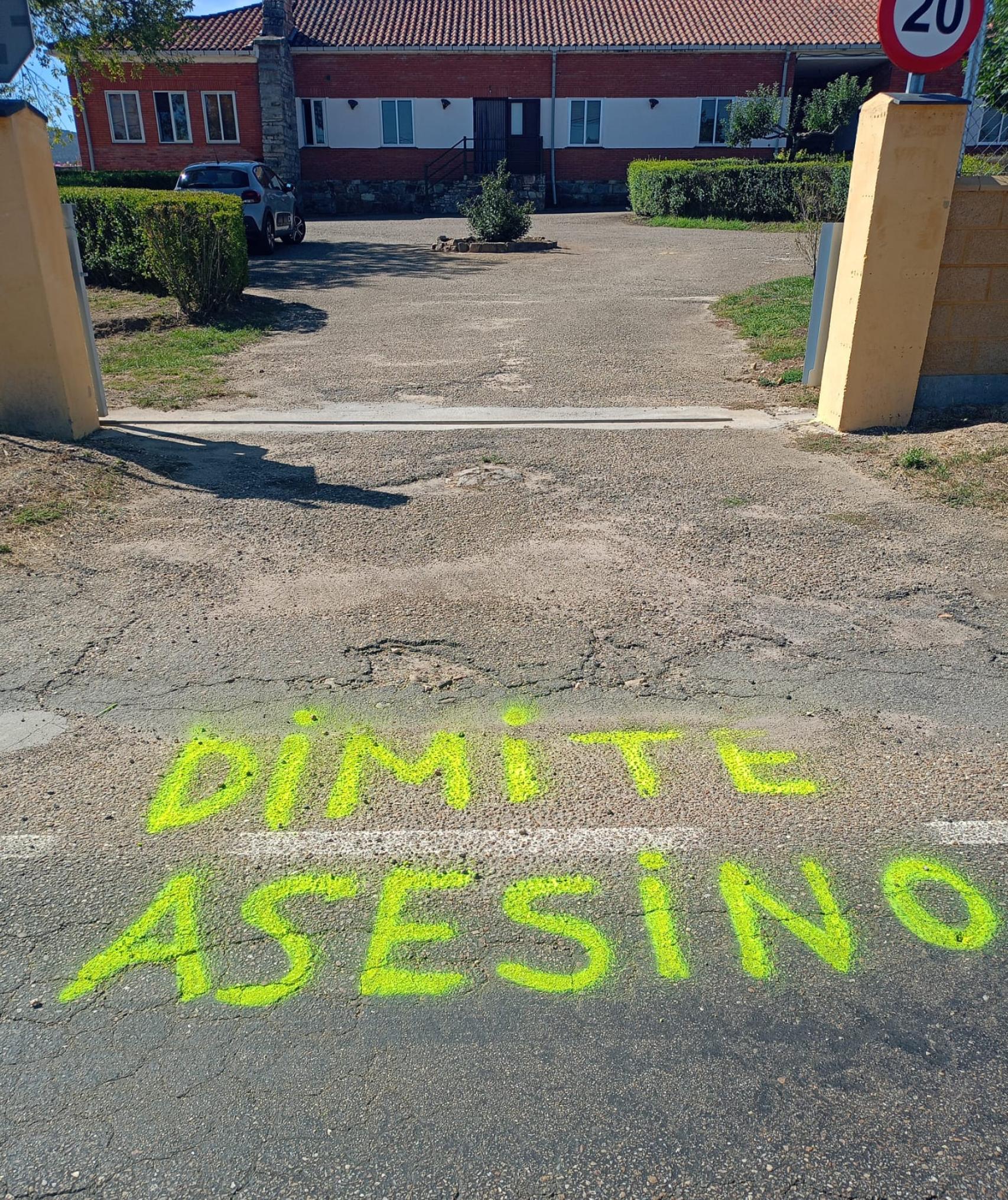 Pintada en la puerta de la base de Medioambiente de Villardeciervos
