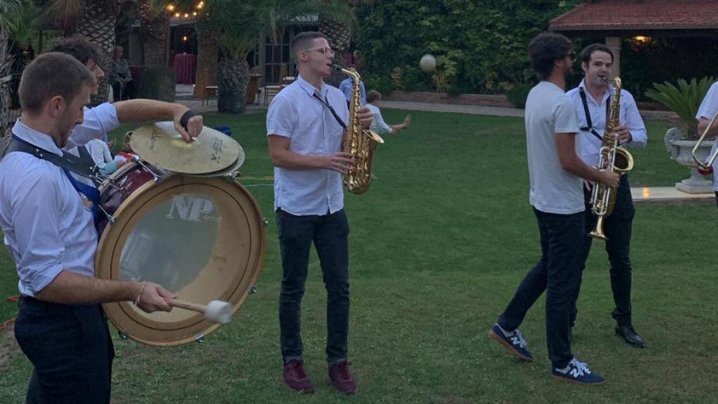 A Jorge Casanova le encanta tocar el saxofón.