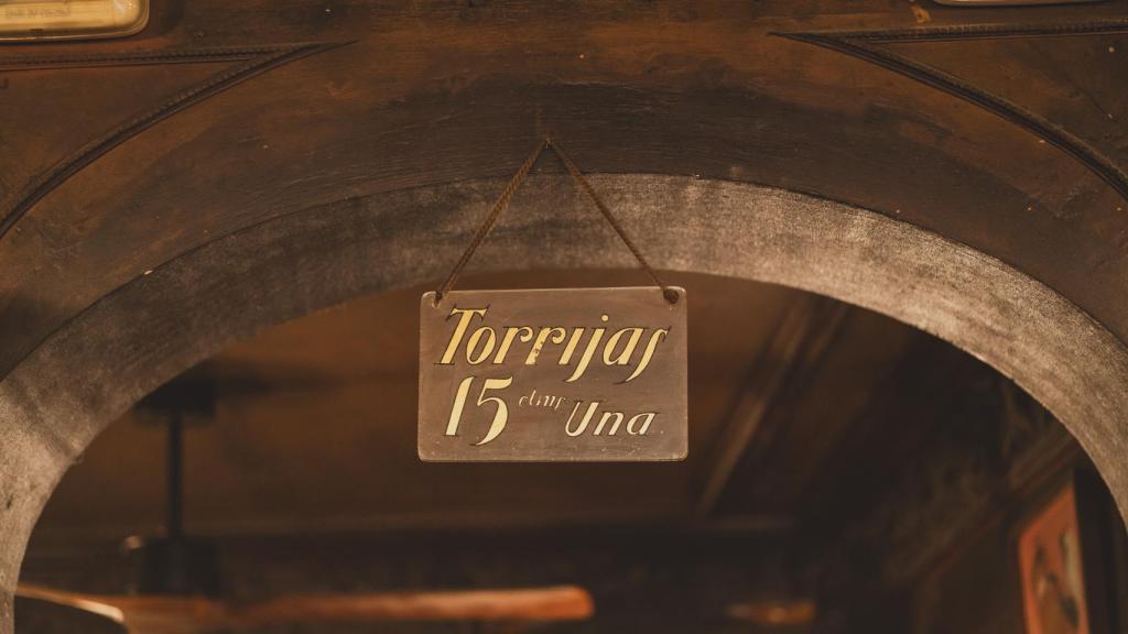 Antiguo cartel donde se anunciaban las torrijas  a 15 céntimos de peseta.
