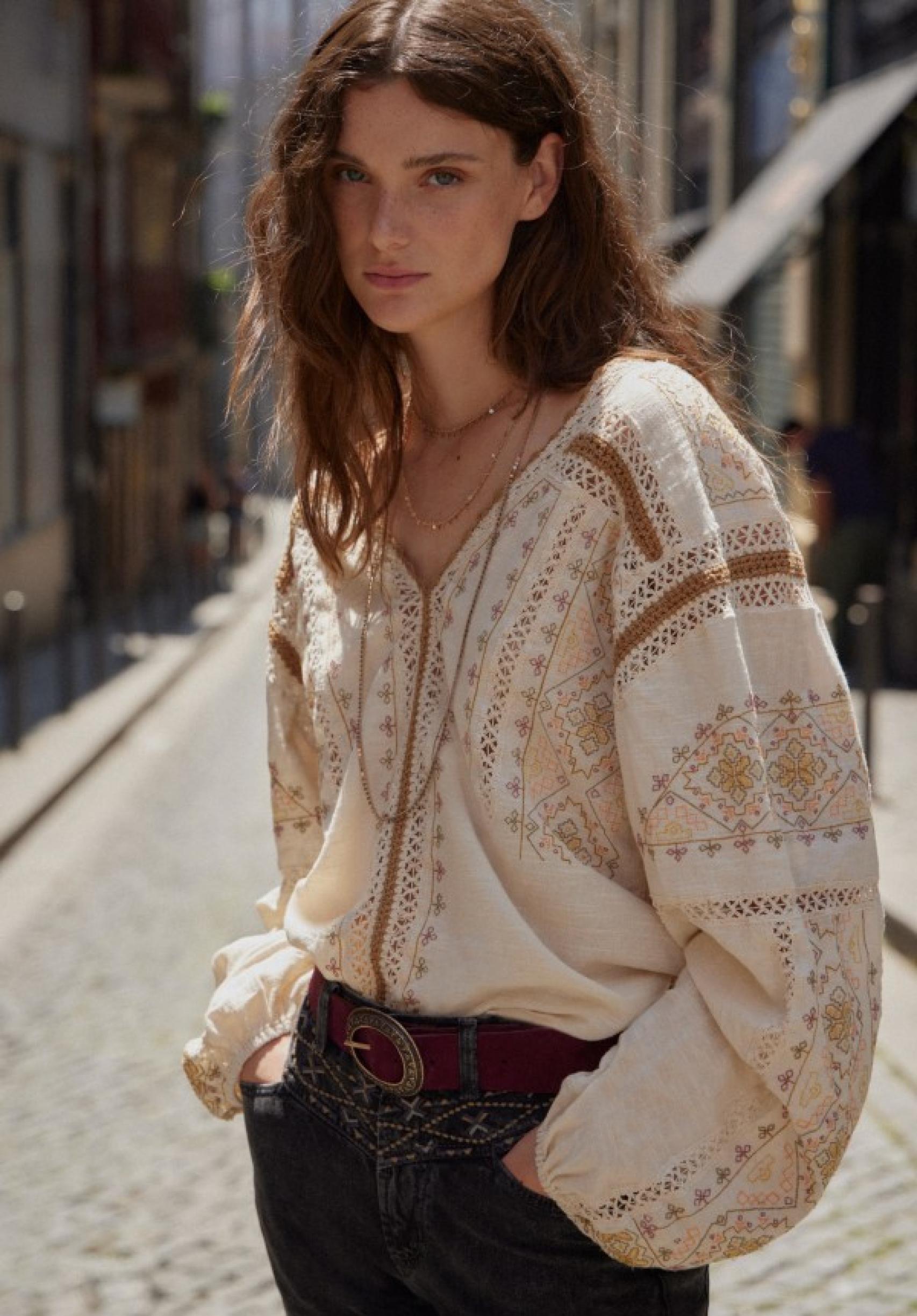 Blusa de algodón bordada (99 euros) de HI.