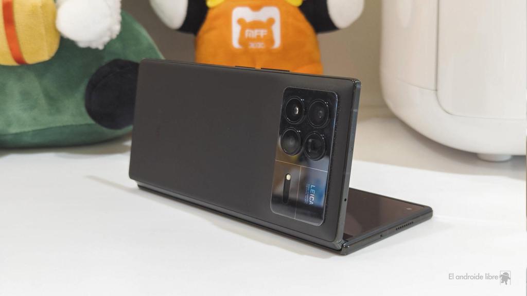 Xiaomi MIX Fold 3 medio plegado