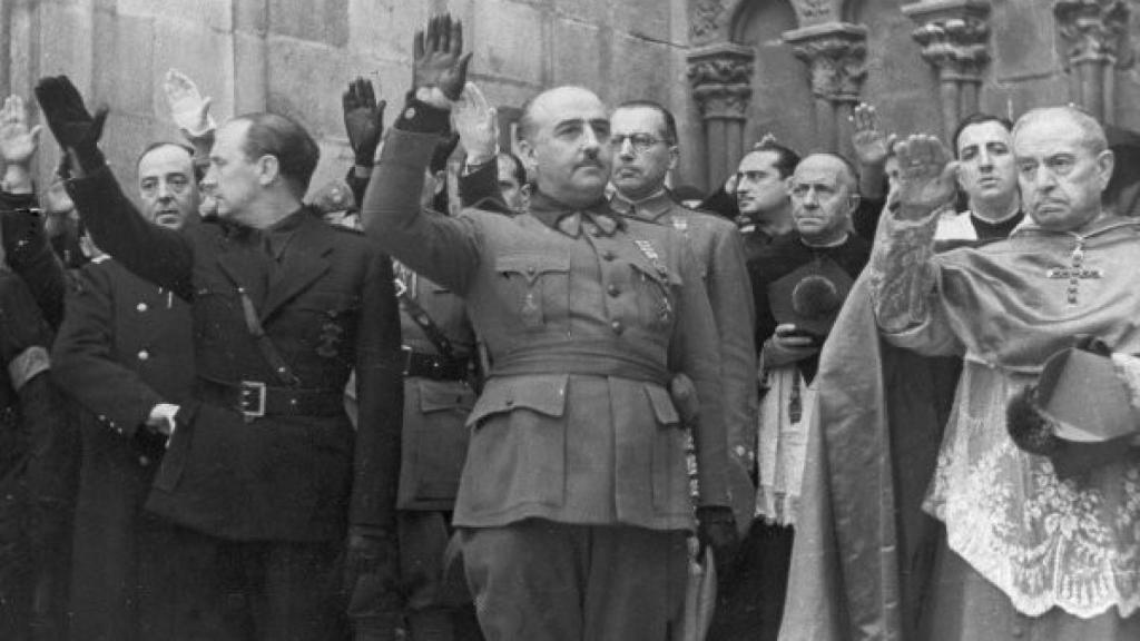 Obispos levantando el brazo junto a Francisco Franco