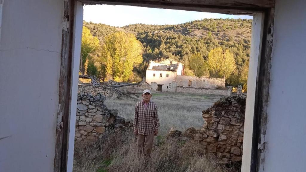 Jesús Pastor paseando por su pueblo (cedida).
