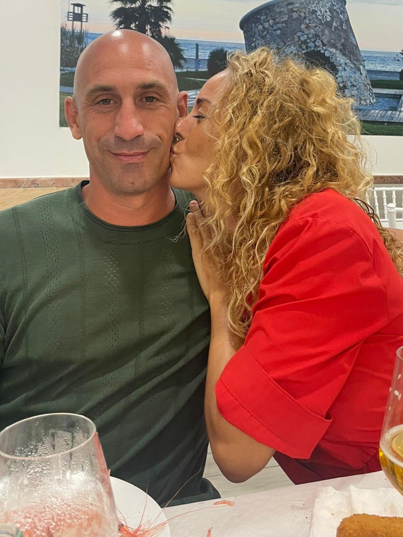 Vanesa Ruiz besa a su primo Luis Rubiales