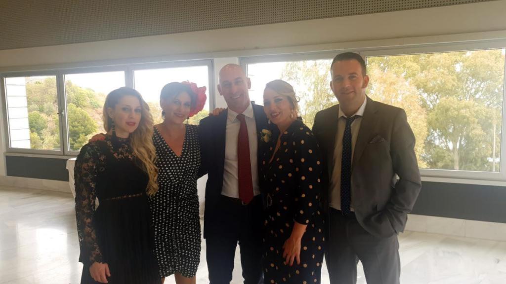 Sus primos por parte materna posan junto a Luis Rubiales en la boda de Evelin