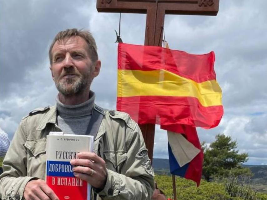 Vladimir Pototsky muestra el libro de memorias del voluntario franquista ruso Anton Yaremchuk 'Voluntarios rusos en España 1936-1939”.