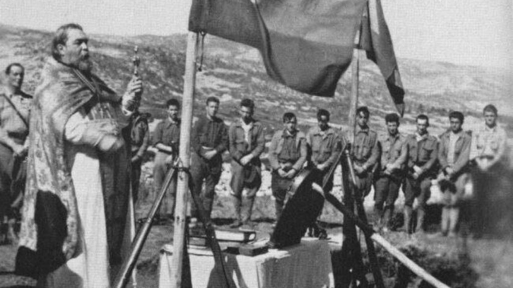 El sacerdote Alexander Shabashev durante el servicio de oración que presidió en la cruz el 9 de octubre de 1938.