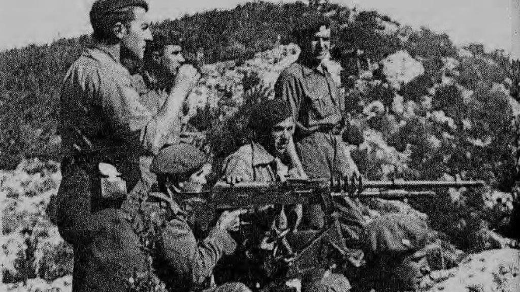 Soldados del batallón Doña María de Molina, donde sirvieron veinte voluntarios rusos, en el frente en agosto de 1937