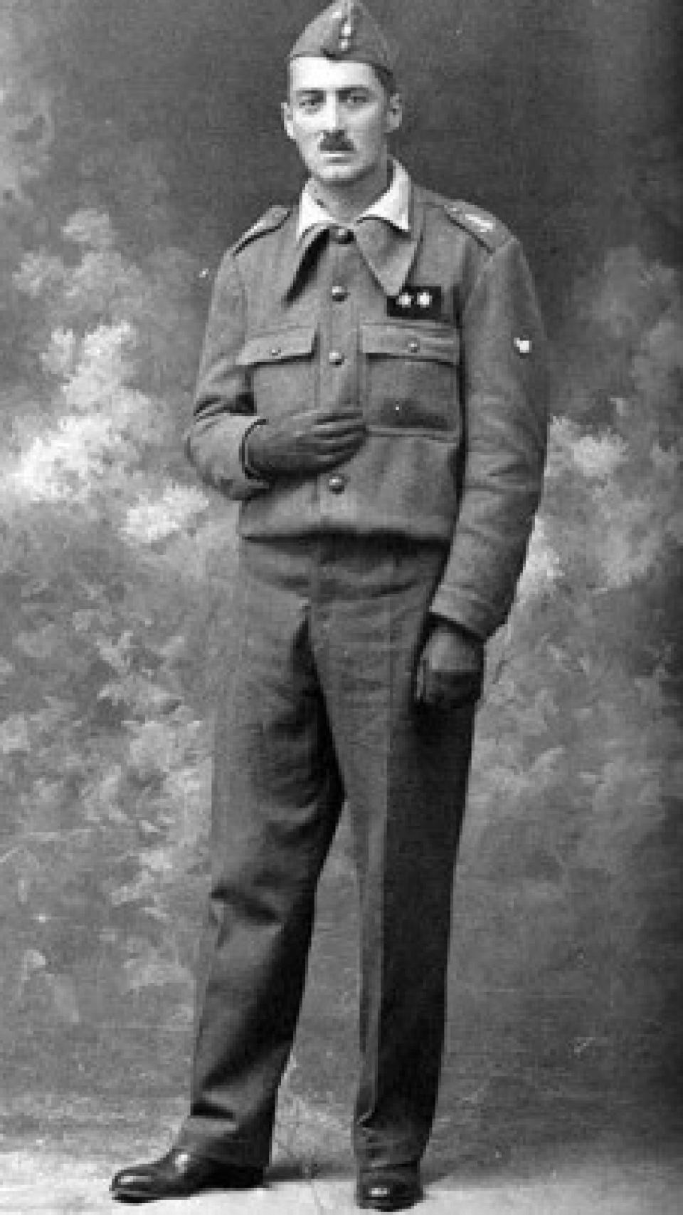 El mayor Shinkarenko, con uniforme de oficial español.