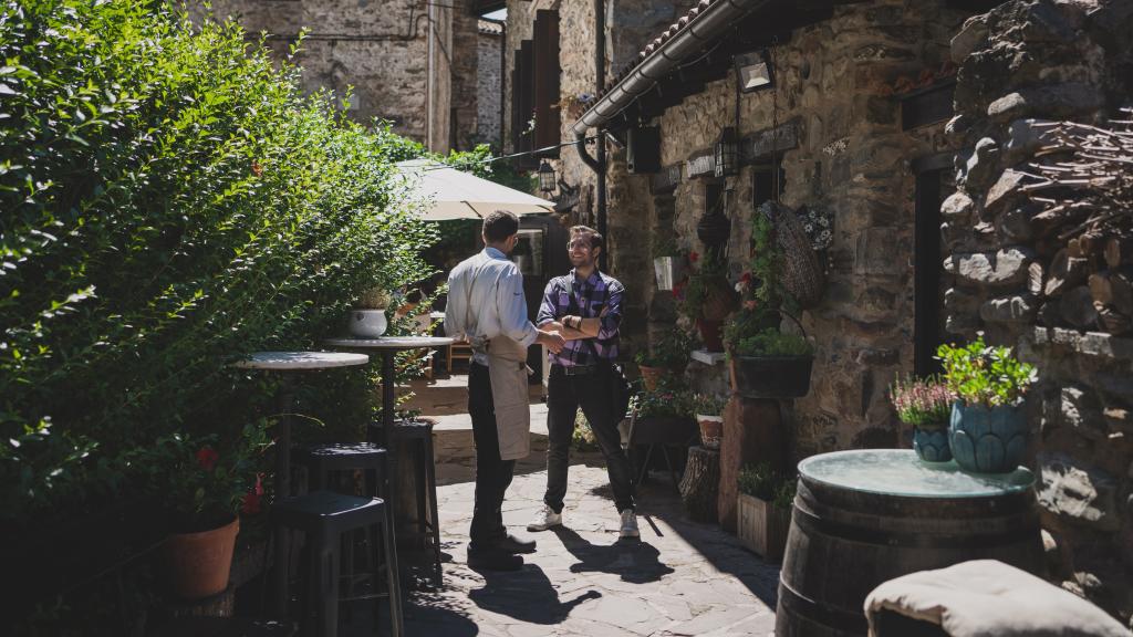 El chef Antonio Pérez en conversación con EL ESPAÑOL en la terraza de Casa Zaldierna