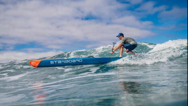 Joan García, sobre las olas.