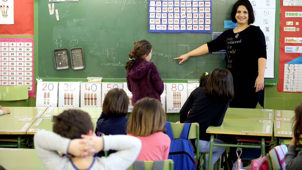 Unos alumnos dando clase