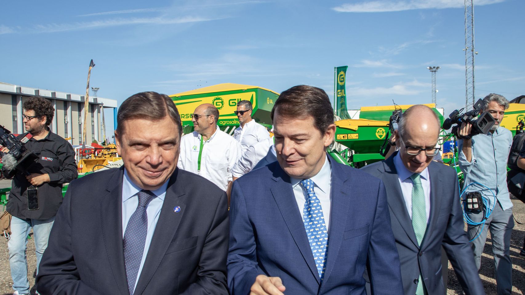 El presidente de la Junta de Castilla y León, Alfonso Fernández Mañueco, acompañado del Ministro de Agricultura, Pesca y Alimentación (Mapa), Luis Planas, y el presidente de la Diputación de Salamanca, Javier Iglesias, inaugura la Feria Salamaq 2023,