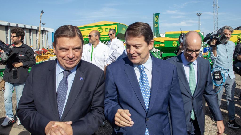 El presidente de la Junta de Castilla y León, Alfonso Fernández Mañueco, acompañado del Ministro de Agricultura, Pesca y Alimentación (Mapa), Luis Planas, y el presidente de la Diputación de Salamanca, Javier Iglesias, inaugura la Feria Salamaq 2023,