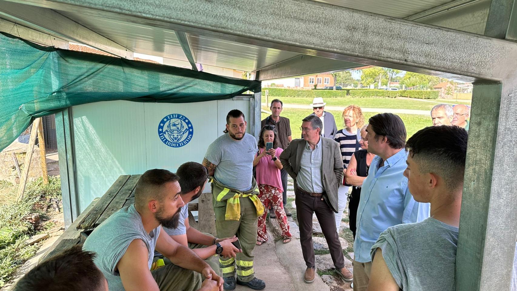 El consejero de Medioambiente, Vivienda y Ordenación del Territorio, Juan Carlos Suárez-Quiñones, visita la base de Villardeciervos
