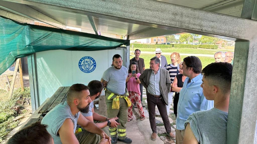 El consejero de Medioambiente, Vivienda y Ordenación del Territorio, Juan Carlos Suárez-Quiñones, visita la base de Villardeciervos