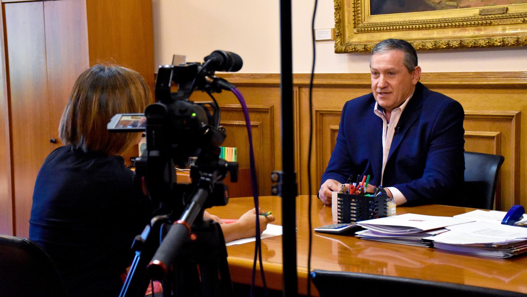 El presidente de la Diputación de Zamora, Javier Faúndez, junto a la directora de EL ESPAÑOL Noticias de Castilla y León, Silvia García