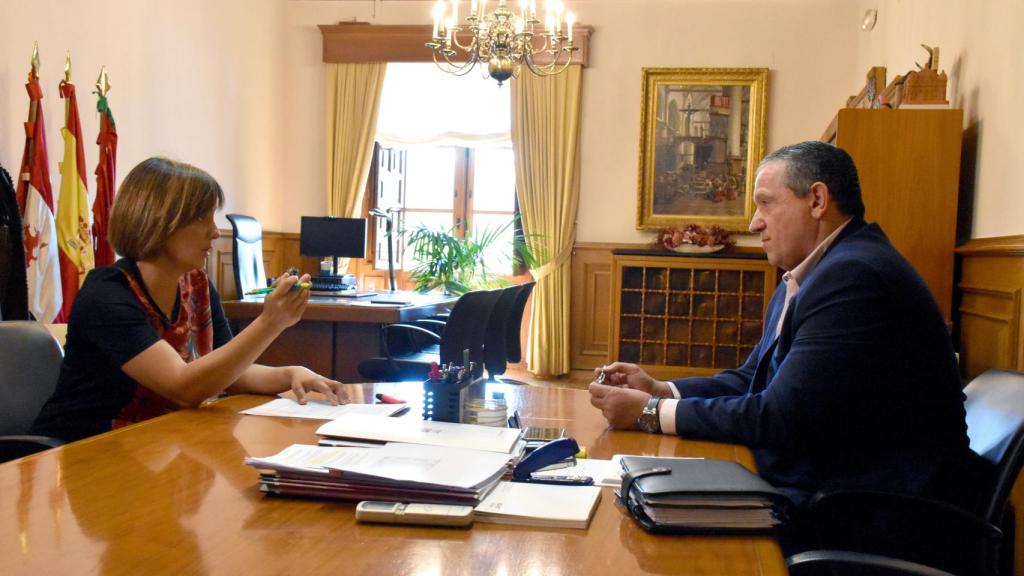 El presidente de la Diputación de Zamora, Javier Faúndez, junto a la directora de EL ESPAÑOL Noticias de Castilla y León, Silvia García