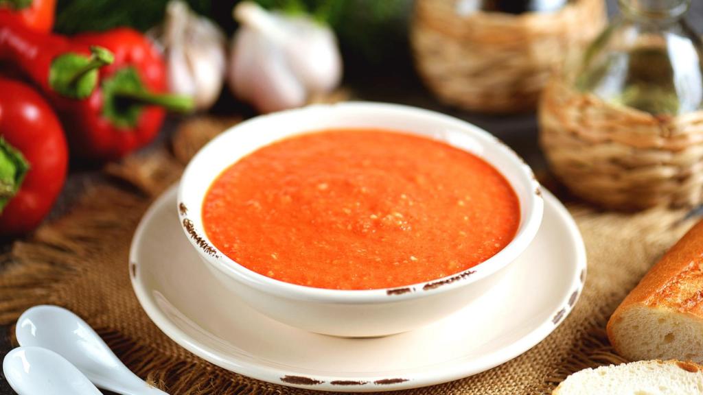 Un cuenco con salsa romesco.