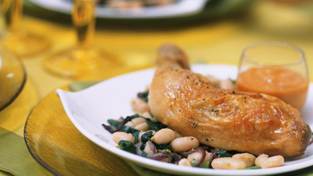 Pollo con salsa romescu.