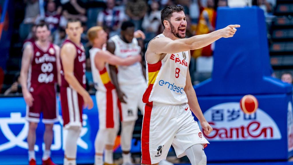 Darío Brizuela celebra una acción en el partido ante Letonia.
