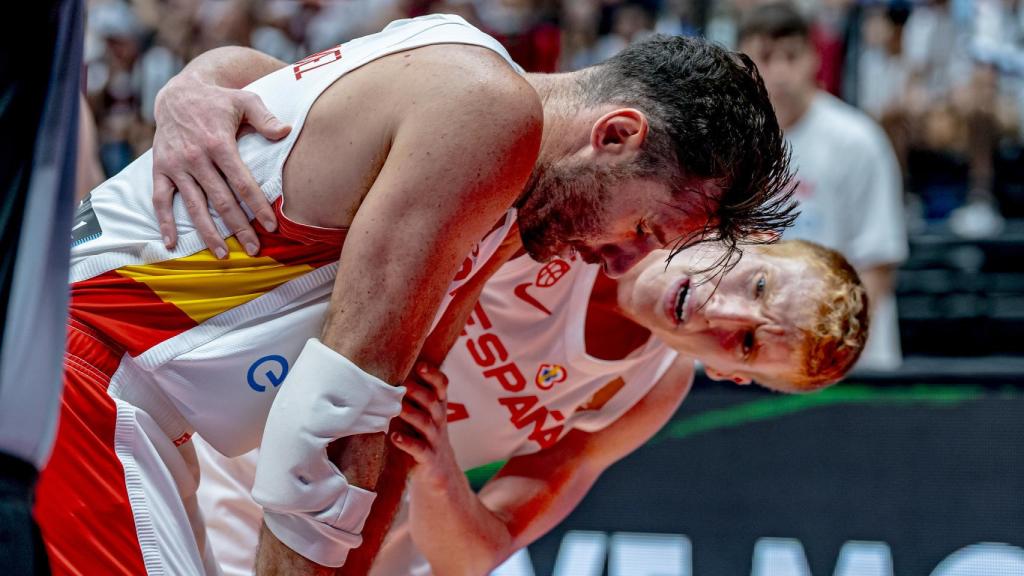 Rudy Fernández, atendido por Díaz durante un momento del partido ante Letonia.
