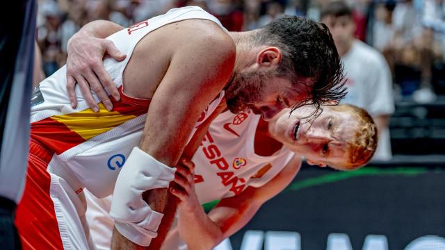 Rudy Fernández, atendido por Díaz durante un momento del partido ante Letonia.