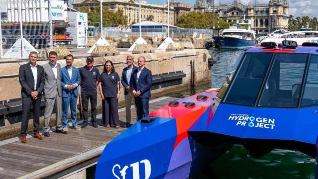 Representantes de la America's Cup y del consejero de Empresa y Trabajo, Roger Torrent