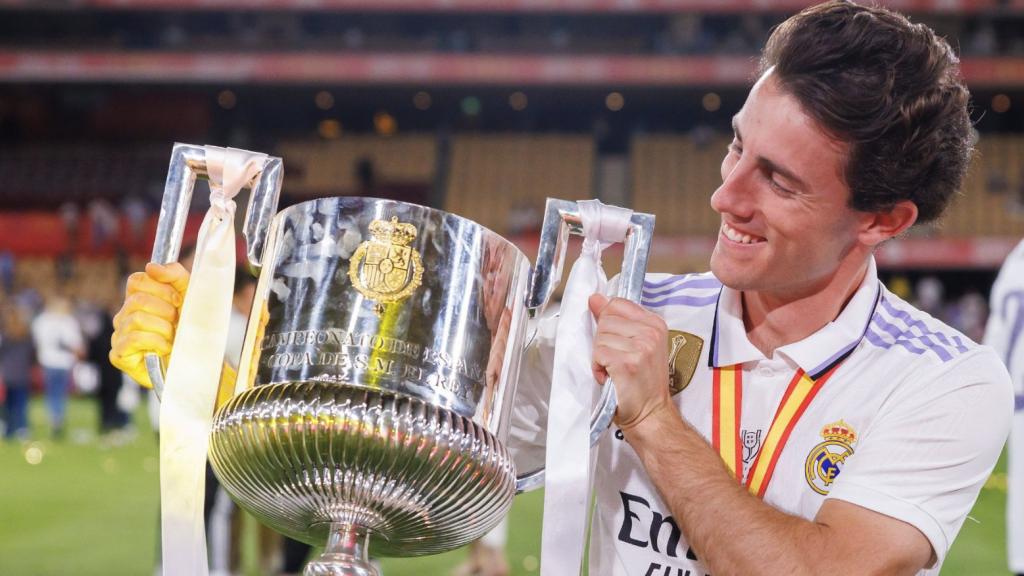 Álvaro Odriozola levanta la Copa del Rey 2022/2023
