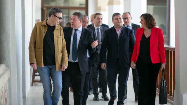 Page y los agentes sociales el pasado mes de marzo en el Palacio de Fuensalida.