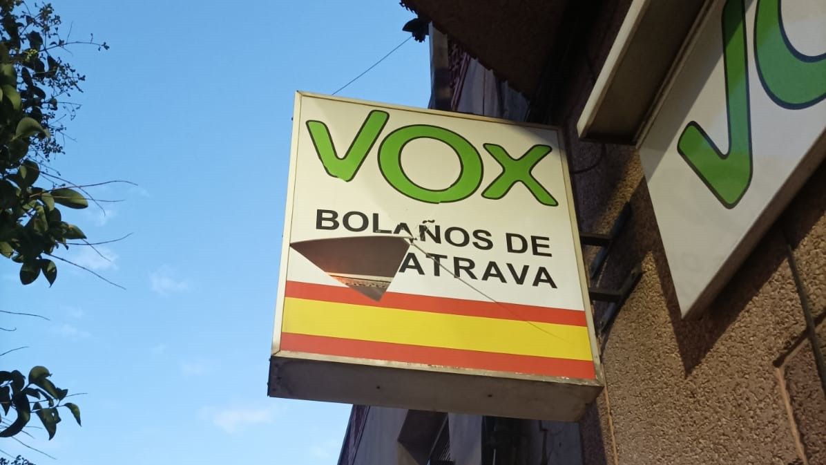 Vox denuncia un ataque vandálico contra su sede en Bolaños de Calatrava (Ciudad Real)