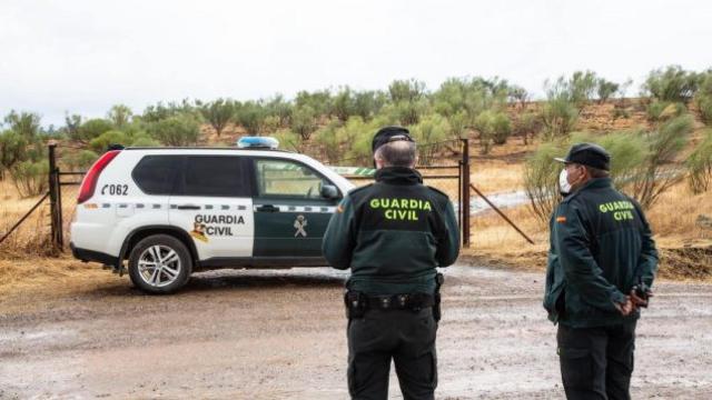 Dos agentes de la Guardia Civil, de servicio en el campo.