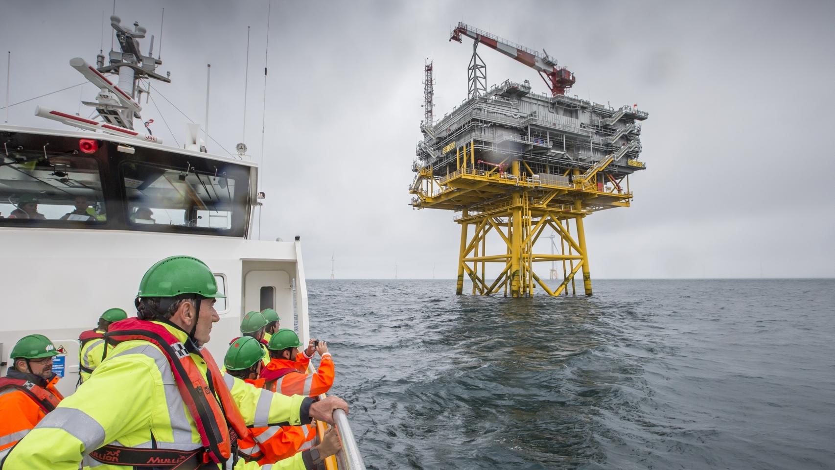 El presidente de Iberdrola, Ignacio Galán, visita proyecto de eólica marina