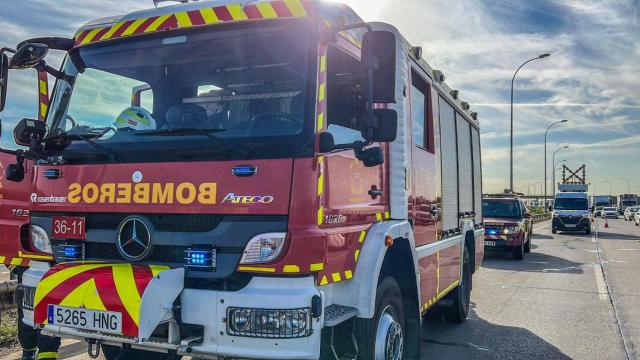 Vehículos de Bomberos de la Comunidad de Madrid en la M-50, donde se ha producido el accidente.
