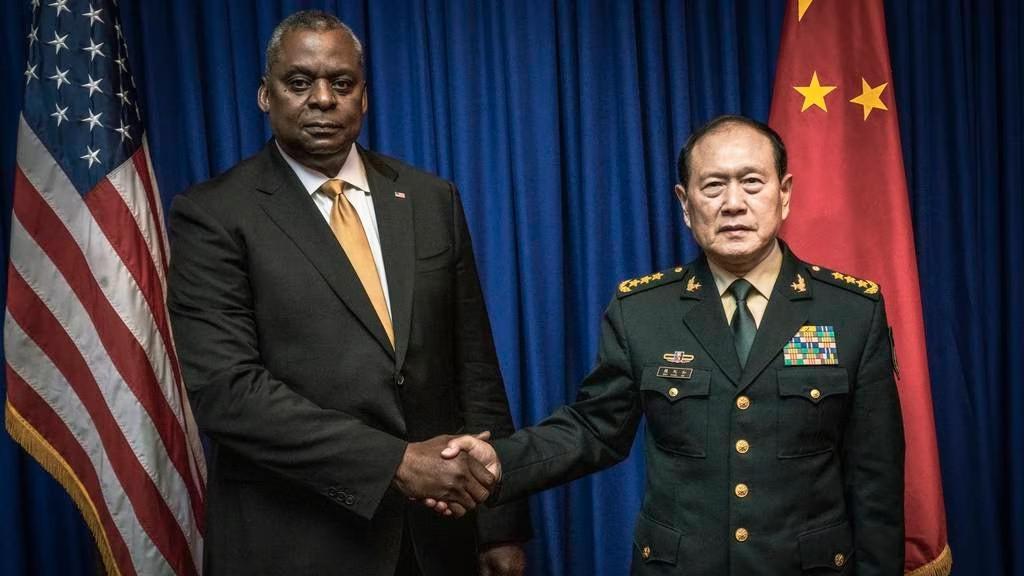 El secretario de Estado de Defensa de EEUU, Austin Lloyd, junto a su homólogo chino, Wei Fenghe. Imagen de archivo.