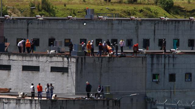 Los presos de la cárcel El Turi toman los tejados del edificio, el jueves en Cuenca (Ecuador).