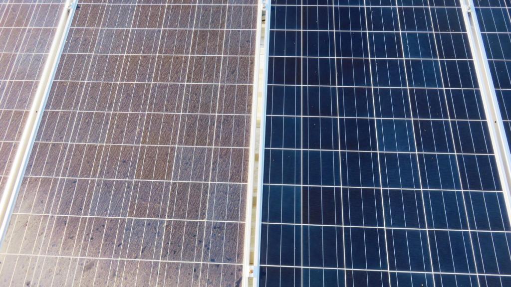 Un panel solar sucio y otro limpio